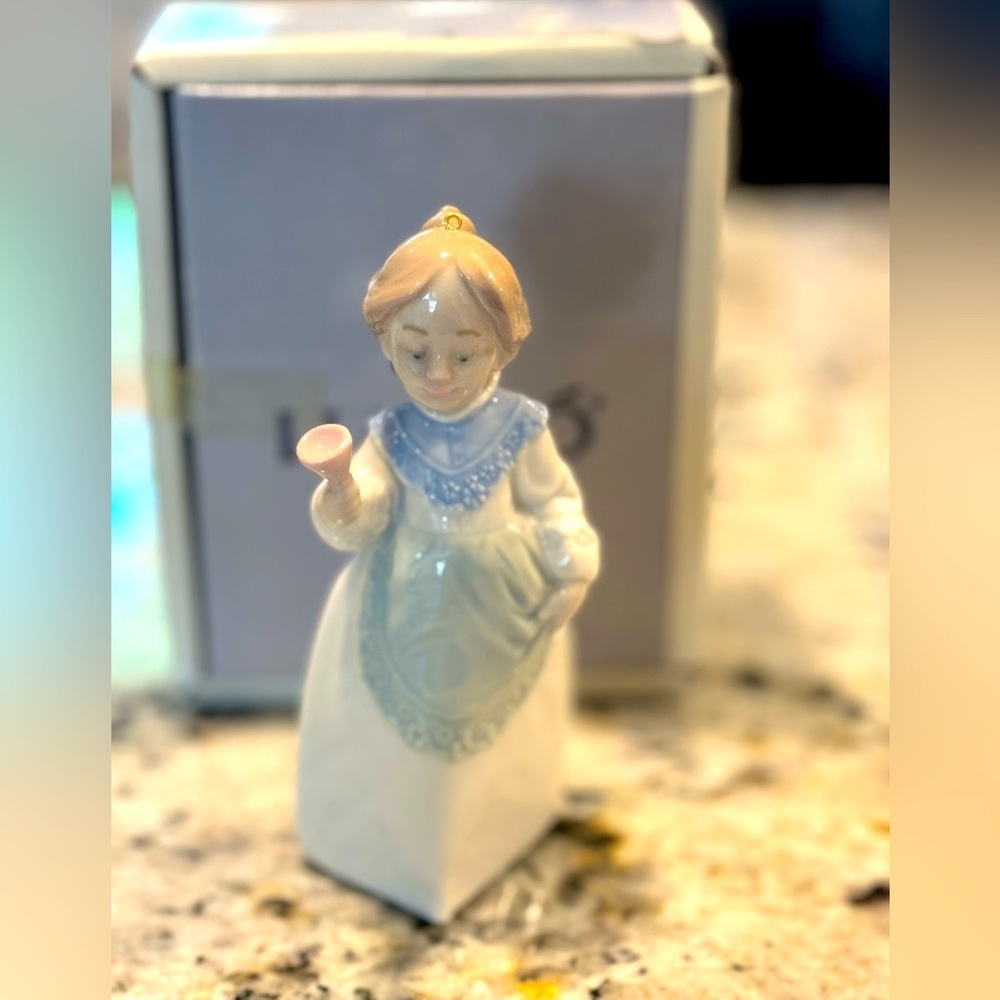 Lladro mini Mrs. Santa Claus #5939 with box, glazed finish, porcelain